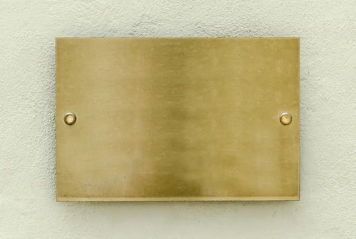 plaque professionnelle PLAQUE SIGNALÉTIQUE : ALUMINIUM OU PLEXIGLAS ?
